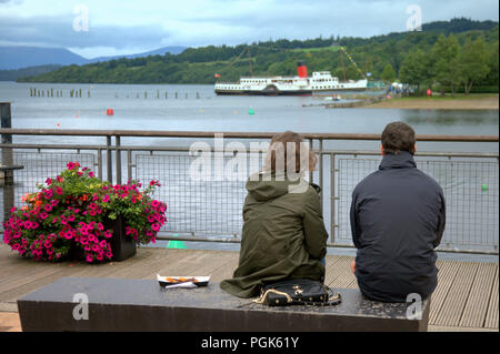 Loch Lomond, Glasgow, Scotland, Regno Unito. 27 Agosto, 2018. Regno Unito Meteo pioggia torna per bank holiday meteo cameriera del Loch come stupefatto turisti vagare Balloch, Loch Lomond e cercando di capire dove la gente è come il suo non un bank holiday in Scozia sono al lavoro. Gerard Ferry/Alamy news Foto Stock