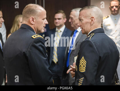 Scott AFB, IL, Stati Uniti d'America. 24 Ago, 2018. Esercito Lt. Gen. Stephen R. Lione parla al Comando Esercito Sgt. Il Mag. John W. Troxell, arruolati senior advisor per il presidente del Comune di capi di Stato Maggiore, prima della sua cerimonia di promozione a Scott Air Force Base, 24 agosto 2018. Lione - che è stato promosso al rango di generale un'ora prima della cerimonia, solleverà United States Air Force Gen. Darren W. McDew, che è programmato per andare in pensione più tardi nella giornata qui. Lione è la prima ufficiale dell'esercito per portare il comando. (DOD foto di Marina Petty Officer 1. Classe Dominique A. Pineiro) US Joint Staff via globallookpres Foto Stock