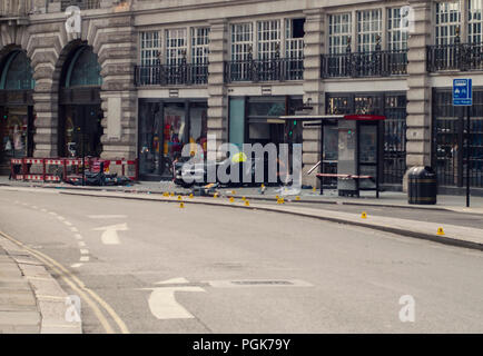 Londra, Regno Unito. Il 27 agosto 2018. BMW va in crash dopo Police chase su Regent Street, Londra Credito: Ray Levé/Alamy Live News Foto Stock