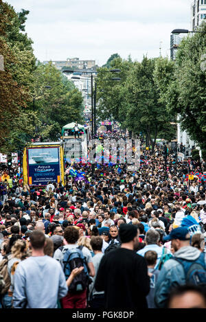 Londra, Regno Unito. Il 27 agosto, 2018. Una vista generale di Ladbroke Grove nell ultimo giorno di carnevale. Il carnevale di Notting Hill, che si svolge annualmente a partire dal 1964, sono attesi circa un milione di persone nel corso del weekend. Credito: Brais G. Rouco/SOPA Immagini/ZUMA filo/Alamy Live News Foto Stock