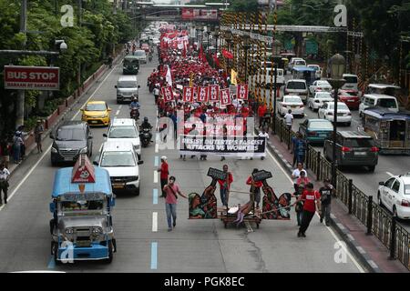 Manila Metro Manila, Filippine. Il 27 agosto, 2018. Una vista generale del mese di marzo. Migliaia hanno marciato attraverso Espana Avenue a Manila come chiedono la fine della contrattualizzazione e l'aumento del minimo salario giornaliero a 750 pesos (circa US$ 14). Un programma è stato tenuto in Mendiola Bridge, nei pressi di Malacanang, il palazzo presidenziale, dopo il mese di marzo. Credito: J Gerard Seguia SOPA/images/ZUMA filo/Alamy Live News Foto Stock