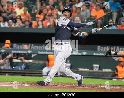 Baltimore, Stati Uniti d'America. 26 Ago, 2018. New York Yankees terzo baseman Miguel Andujar (41) singles nel secondo inning contro i Baltimore Orioles a Rigogolo Park a Camden Yards a Baltimore, MD, domenica 26 agosto, 2018. Credito: Ron Sachs/CNP (restrizione: NO New York o New Jersey o giornali quotidiani nel raggio di 75 miglia da New York City) | utilizzo del credito in tutto il mondo: dpa/Alamy Live News Foto Stock