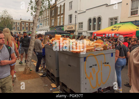 Ladbroke Grove, Londra, UK, 27 agosto 2018, immondizia disseminata in cima casse, Garbarge e Carnevale frequentatori, © Richard Soans/Alamy Live News Foto Stock