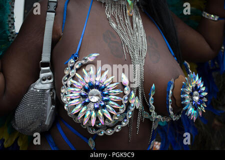 Londra REGNO UNITO 27 agosto 2018 esecutori di carnevale in costume frequentare la giornata finale del carnevale di Notting Hill. Credito: Thabo Jaiyesimi/Alamy Live News Foto Stock