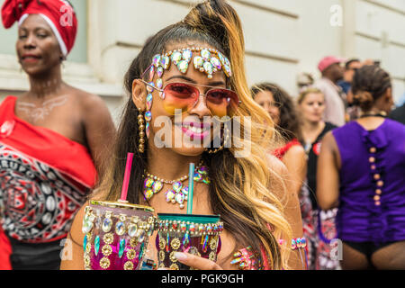 Londra, Regno Unito. Il 27 agosto 2018. Alcuni dei partecipanti colorati duting Grand Parade, carnevale di Notting Hill Credito: chrispictures/Alamy Live News Foto Stock