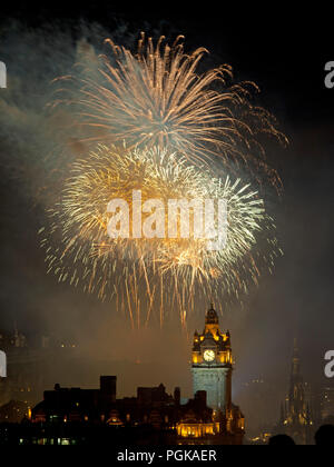 Edimburgo, Scozia, Regno Unito. Il 27 agosto 2018. Il Festival di Edimburgo vergine denaro concerto di fuochi d'artificio e display sopra il castello e i giardini di Princes Street per contrassegnare la fine dell'evento 2018. Fotografato da Calton Hill con la torre dell Orologio in primo piano. Foto Stock