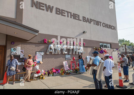 Detroit, Michigan STATI UNITI D'America - 27 agosto 2018 - un memoriale per Aretha Franklin prima di un concerto tributo a New Bethel Baptist Church, dove il cantante del padre, Rev. C.L. Franklin, era Pastore. Il concerto è stato il primo in una settimana in una serie di eventi che conduce al suo funerale il 31 agosto. Aretha Franklin è morto il 16 agosto. Credito: Jim West/Alamy Live News Foto Stock