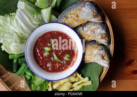 Cibo tailandese, piccante salsa di pasta con sgombri fritti e verdure Foto Stock