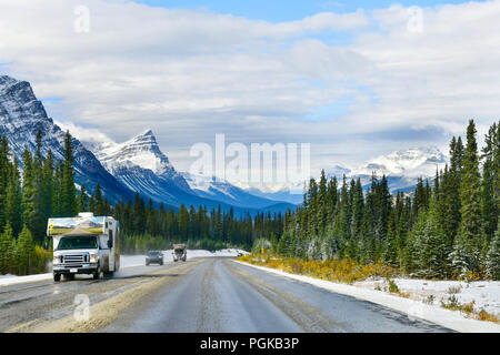 La strada 93 bellissima 'Icefield Parkway' nell'autunno del Parco Nazionale di Jasper,Canada Foto Stock