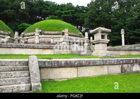 Tombe dei re Kongmin (Konmin-van), dinastia Koryo, xiv secolo mausoleo, Haeson-ri, Kaesong City, la Corea del Nord (DPRK). Patrimonio mondiale dell UNESCO Foto Stock