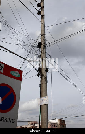 Pilone di elettricità e i cavi in un Indiano street. Hyderabad, India. Foto Stock