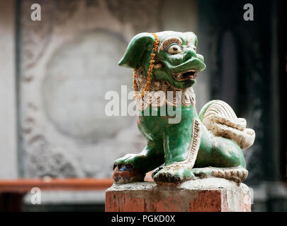 Leone cinese all'ingresso di un tempio Foto Stock