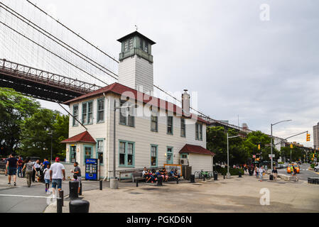 La città di New York, Stati Uniti d'America - 20 Giugno 2018: Brooklyn Ice Cream Factory. Edificio tradizionale in molo di DUMBO un nuvoloso giorno di estate Foto Stock