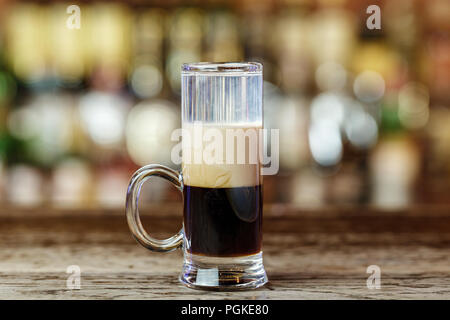 B-52 - cocktail a strati di tre liquori. Esso è classificato come digestivo Foto Stock