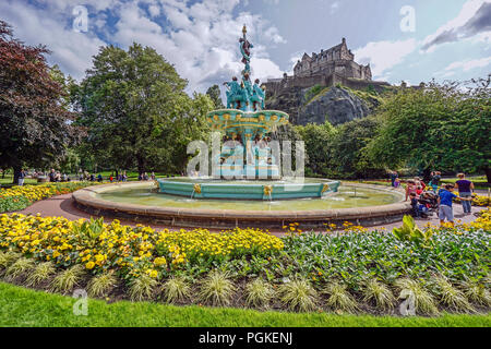 Il Ross fontana nei giardini di Princes Street West a Edimburgo in Scozia UK con il Castello di Edimburgo in background Foto Stock