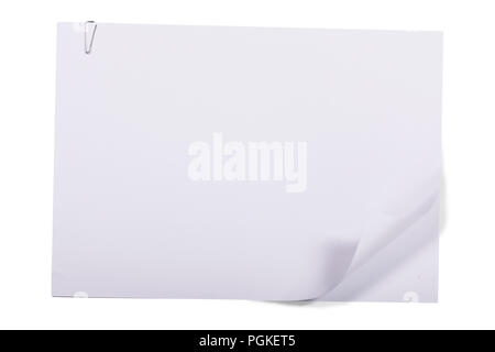 Risma di carta bianca con fermaglio isolato su sfondo bianco Foto Stock