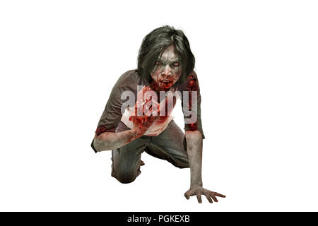 Spooky zombie man holding sanguinosa carne cruda che pongono isolate su sfondo bianco Foto Stock