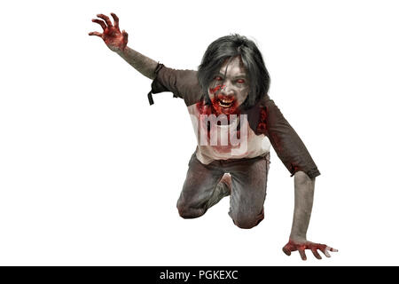 Scary zombie uomo strisciando con bocca sanguinosa isolate su sfondo bianco Foto Stock