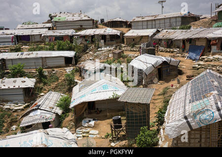 È stato un anno da centinaia di migliaia di persone della popolazione rohingya in streaming in Bangladesh, come risultato di una brutale repressione condotta dall'esercito di Myanmar e che è stata descritta dalle Nazioni Unite come "textbook pulizia etnica". Secondo il settore Inter Gruppo di coordinamento (GCSI), negli ultimi anni vi è stato un afflusso di 919 mila rifugiati che sono state sfollate dalle loro villaggi in Myanmar è stato di Rakhine. Foto Stock