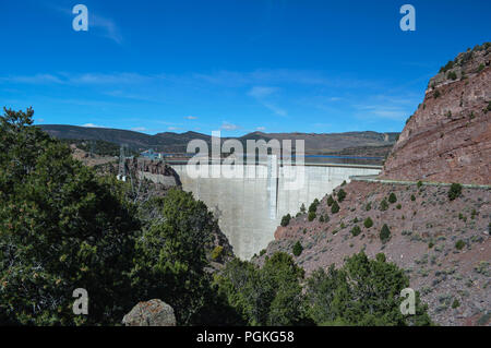 Vista di Flaming Gorge Dam, Idroelettrica stazione di trasmissione e il serbatoio Foto Stock