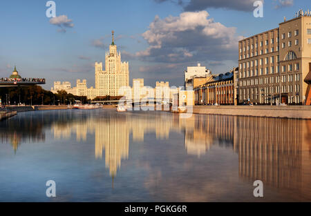 Moskvoretskaya terrapieno sul Kotelnicheskaya Embankment e Moskva - il fiume. Paesaggio invernale. Mosca, Russia Foto Stock