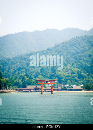 Il famoso floating torii gate del santuario di Itsukushima (Sacrario di Itsukushima-jinja) sull'isola di Miyajima (Itsukushima) nella Prefettura di Hiroshima, Giappone. Foto Stock