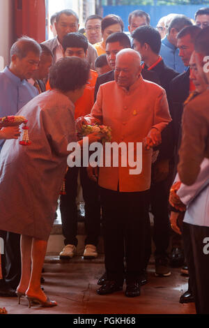 Bangkok, Tailandia. 26 Ago, 2018. Presidente del Consigliere Privy Prem Tinsulanonda riceve ghirlanda di fiori come era arrivato il Wat Ratchabophit per rendere merito per il suo compleanno si trasforma in 98, Bangkok, Thailandia, 26 agosto 2018. Credito: Seksan Roj/Pacific Press/Alamy Live News Foto Stock