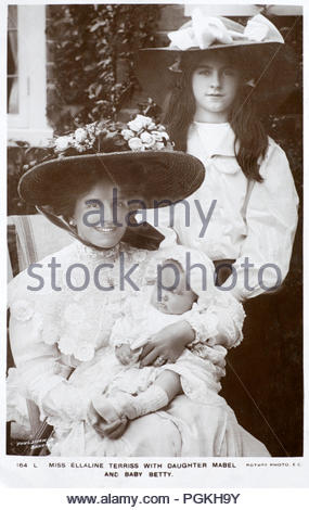 Maria Ellaline Terriss ritratto, Lady Hicks 1871 - 1971, noto professionalmente come Ellaline Terriss, è stata una popolare inglese attrice e cantante, meglio conosciuta per le sue esibizioni in Edwardian commedie musicali. Ha incontrato e ha sposato l'attore-produttore Seymour Hicks nel 1893, e i due hanno collaborato su numerosi progetti per il palco e schermo. Real Vintage fotografia cartolina dal 1905 Foto Stock