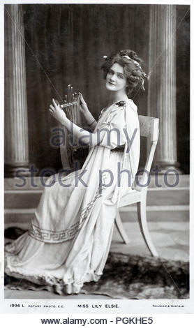 Miss Lily Elsie ritratto 1886 - 1962 era un inglese un attrice e cantante durante l'epoca edoardiana. Lei era la più nota per il suo ruolo da protagonista nel London premiere di Franz Lehár operetta la Vedova allegra, vintage vera fotografia cartolina dal 1906 Foto Stock