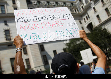 Philadelphia, Stati Uniti. 26 Ago, 2018. I dimostranti frequentare il Unite per la giustizia rally tenutasi nel cortile del Municipio, organizzato da attivisti progressivi per opporsi alla conferma del Presidente Trump's candidato per la Corte suprema, Brett Kavanaugh. Credito: Michael Candelori/Pacific Press/Alamy Live News Foto Stock