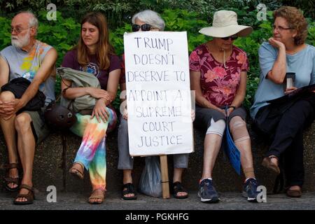 Philadelphia, Stati Uniti. 26 Ago, 2018. I dimostranti frequentare il Unite per la giustizia rally tenutasi nel cortile del Municipio, organizzato da attivisti progressivi per opporsi alla conferma del Presidente Trump's candidato per la Corte suprema, Brett Kavanaugh. Credito: Michael Candelori/Pacific Press/Alamy Live News Foto Stock