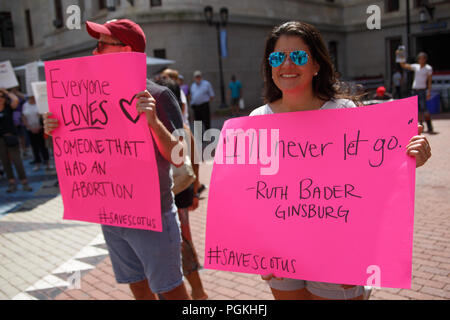 Philadelphia, Stati Uniti. 26 Ago, 2018. I dimostranti frequentare il Unite per la giustizia rally tenutasi nel cortile del Municipio, organizzato da attivisti progressivi per opporsi alla conferma del Presidente Trump's candidato per la Corte suprema, Brett Kavanaugh. Credito: Michael Candelori/Pacific Press/Alamy Live News Foto Stock