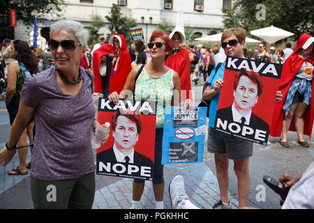 Philadelphia, Stati Uniti. 26 Ago, 2018. I dimostranti frequentare il Unite per la giustizia rally tenutasi nel cortile del Municipio, organizzato da attivisti progressivi per opporsi alla conferma del Presidente Trump's candidato per la Corte suprema, Brett Kavanaugh. Credito: Michael Candelori/Pacific Press/Alamy Live News Foto Stock