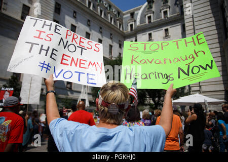 Philadelphia, Stati Uniti. 26 Ago, 2018. I dimostranti frequentare il Unite per la giustizia rally tenutasi nel cortile del Municipio, organizzato da attivisti progressivi per opporsi alla conferma del Presidente Trump's candidato per la Corte suprema, Brett Kavanaugh. Credito: Michael Candelori/Pacific Press/Alamy Live News Foto Stock