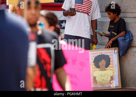 Philadelphia, Stati Uniti. 26 Ago, 2018. I dimostranti frequentare il Unite per la giustizia rally tenutasi nel cortile del Municipio, organizzato da attivisti progressivi per opporsi alla conferma del Presidente Trump's candidato per la Corte suprema, Brett Kavanaugh. Credito: Michael Candelori/Pacific Press/Alamy Live News Foto Stock