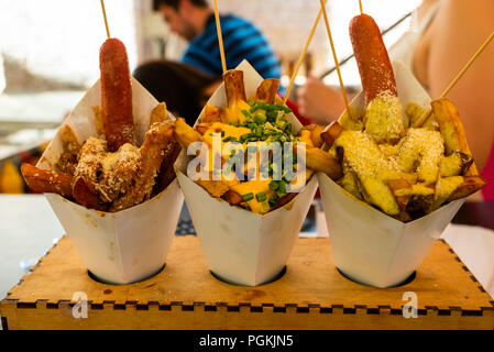 Salsicce con patate in un fast food Foto Stock