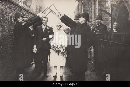 Vintage fotografia di un matrimonio di polizia con manganelli detenute per la sposa e sposi capi Foto Stock