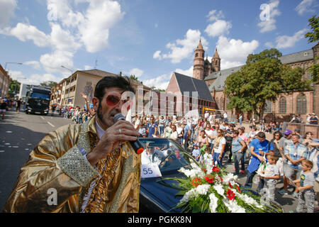 Worm, Germania. 26 Ago, 2018. Un sosia di Elvis marche in parata. La prima evidenza di 2018 Backfischfest era la grande sfilata attraverso la città di Worms con oltre 70 gruppi e galleggianti. Gruppi di comunità, gruppi musicali e le imprese da worm e anche oltre i suoi confini ha preso parte. Credito: Michael Debets/Pacific Press/Alamy Live News Foto Stock