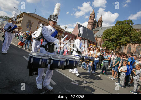 Worm, Germania. 26 Ago, 2018. Il Heartliner marching band da Ludwigshafen marche in parata. La prima evidenza di 2018 Backfischfest era la grande sfilata attraverso la città di Worms con oltre 70 gruppi e galleggianti. Gruppi di comunità, gruppi musicali e le imprese da worm e anche oltre i suoi confini ha preso parte. Credito: Michael Debets/Pacific Press/Alamy Live News Foto Stock