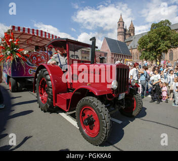 Worm, Germania. 26 Ago, 2018. Un vintage Hanomag trattore tira un galleggiante in parata. La prima evidenza di 2018 Backfischfest era la grande sfilata attraverso la città di Worms con oltre 70 gruppi e galleggianti. Gruppi di comunità, gruppi musicali e le imprese da worm e anche oltre i suoi confini ha preso parte. Credito: Michael Debets/Pacific Press/Alamy Live News Foto Stock