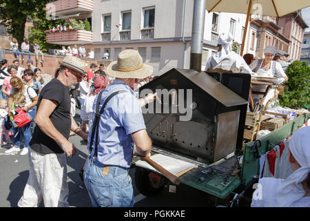 Worm, Germania. 26 Ago, 2018. Membri della Wiesoppenheim storia locale Associazione preparare tarte flambee. La prima evidenza di 2018 Backfischfest era la grande sfilata attraverso la città di Worms con oltre 70 gruppi e galleggianti. Gruppi di comunità, gruppi musicali e le imprese da worm e anche oltre i suoi confini ha preso parte. Credito: Michael Debets/Pacific Press/Alamy Live News Foto Stock