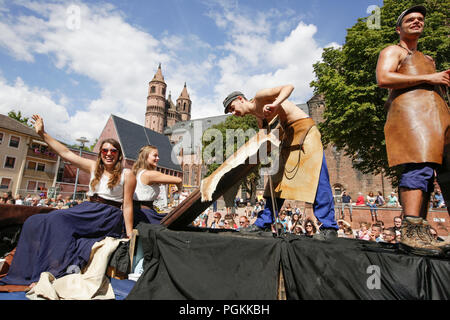 Worm, Germania. 26 Ago, 2018. Studenti locali che eseguono la danza dei lavoratori in pelle in parata. La prima evidenza di 2018 Backfischfest era la grande sfilata attraverso la città di Worms con oltre 70 gruppi e galleggianti. Gruppi di comunità, gruppi musicali e le imprese da worm e anche oltre i suoi confini ha preso parte. Credito: Michael Debets/Pacific Press/Alamy Live News Foto Stock