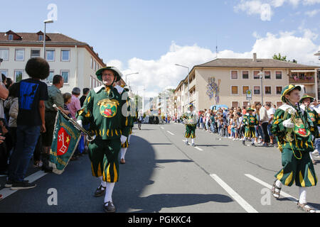 Worm, Germania. 26 Ago, 2018. Membri della Fanfara Corps della città di Worms marzo in parata. La prima evidenza di 2018 Backfischfest era la grande sfilata attraverso la città di Worms con oltre 70 gruppi e galleggianti. Gruppi di comunità, gruppi musicali e le imprese da worm e anche oltre i suoi confini ha preso parte. Credito: Michael Debets/Pacific Press/Alamy Live News Foto Stock