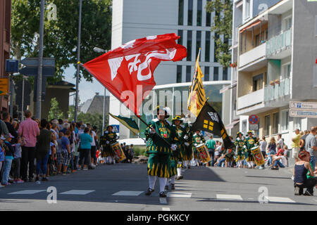 Worm, Germania. 26 Ago, 2018. Membri della Fanfara Corps della città di Worms marzo in parata. La prima evidenza di 2018 Backfischfest era la grande sfilata attraverso la città di Worms con oltre 70 gruppi e galleggianti. Gruppi di comunità, gruppi musicali e le imprese da worm e anche oltre i suoi confini ha preso parte. Credito: Michael Debets/Pacific Press/Alamy Live News Foto Stock