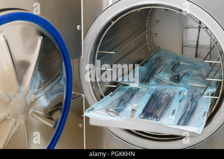 La sterilizzazione di strumenti medicali in autoclave Foto Stock