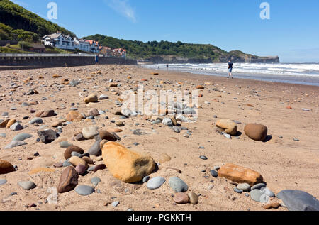 Persone che camminano sulla spiaggia in estate Sandsend vicino a Whitby Coast resort North Yorkshire Inghilterra Regno Unito Gran Bretagna Foto Stock