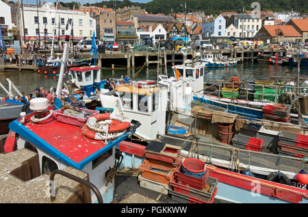 Barche da pesca ormeggiate al molo in estate sul lungomare di Scarborough Harbour North Yorkshire Inghilterra Regno Unito Gran Bretagna Foto Stock