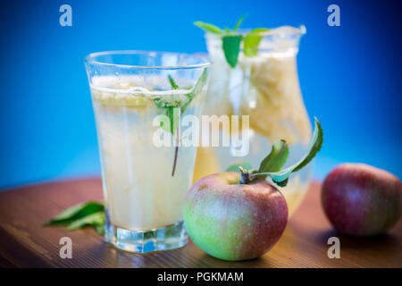 Estate freddo dolce composta di mele fresche con un rametto di menta in un decanter in vetro Foto Stock
