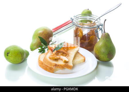 Pezzi di pane con dolci fatti in casa a base di marmellata di frutta da pere e mele in una piastra su sfondo bianco Foto Stock