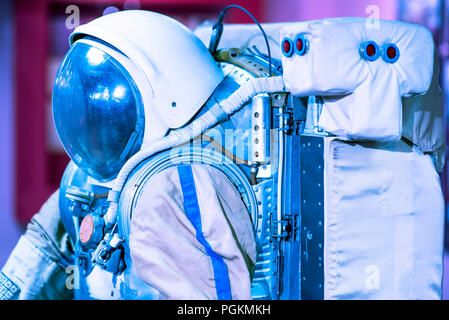 Un astronauta e cosmonauta eseguire lavori su una stazione spaziale mentre deap spazio. Foto Stock